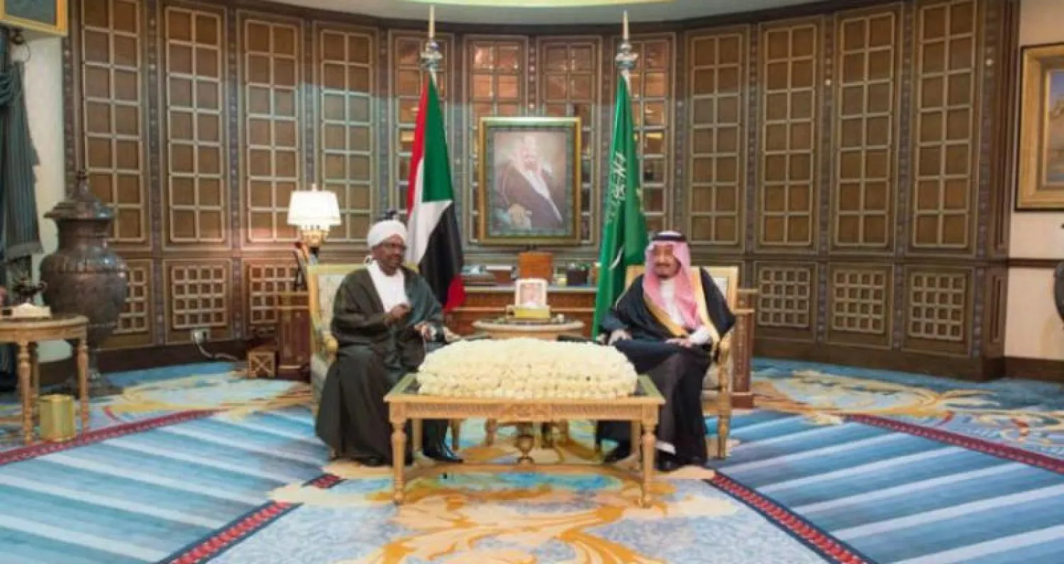 خادم الحرمين الشريفين الملك سلمان بن عبد العزيز، والرئيس السوداني عمر حسن البشير في جلسة المباحثات الرسمية.