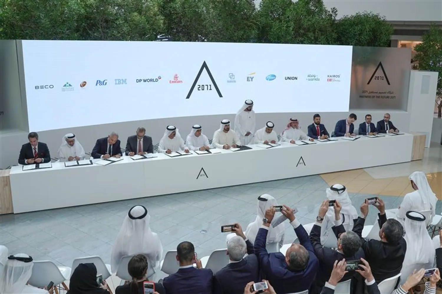 The signing ceremony overseen by Sheikh Mohammed bin Rashid Al Maktoum (Media Office of Government of Dubai)