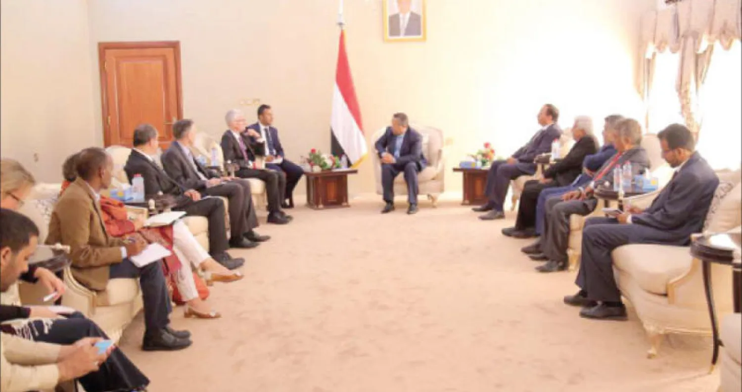 بن دغر لدى اجتماعه مع لوكوك في عدن أمس (سبأ)