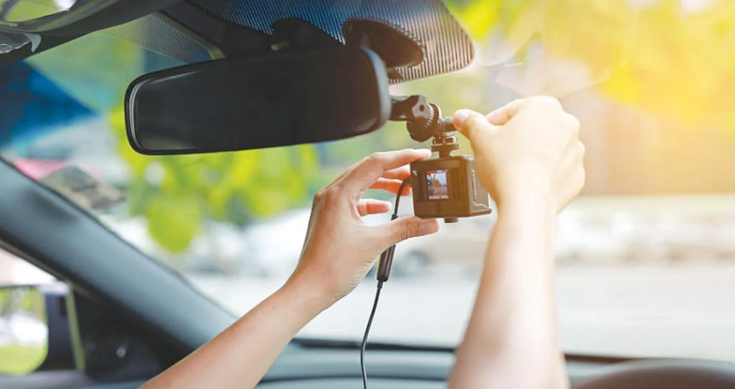 كاميرات السيارات تسجل أحداث الطريق