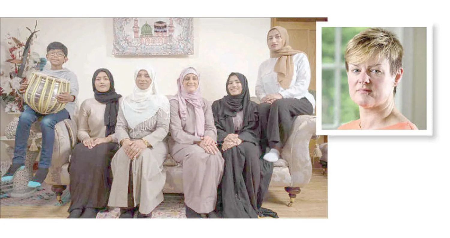 كايتي فريمان قبل الماكياج  الذي حولها إلى خولة - كايتي في شخصية خولة (الثالثة إلى اليمين) تتوسط سايمة وعائلتها في وثائقي «أسبوعي كمسلمة» (القناة الرابعة)