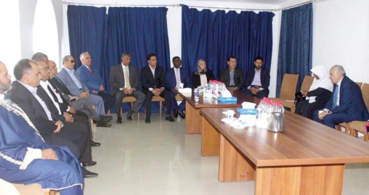 سلامة خلال اجتماعه مع نواب في البرلمان