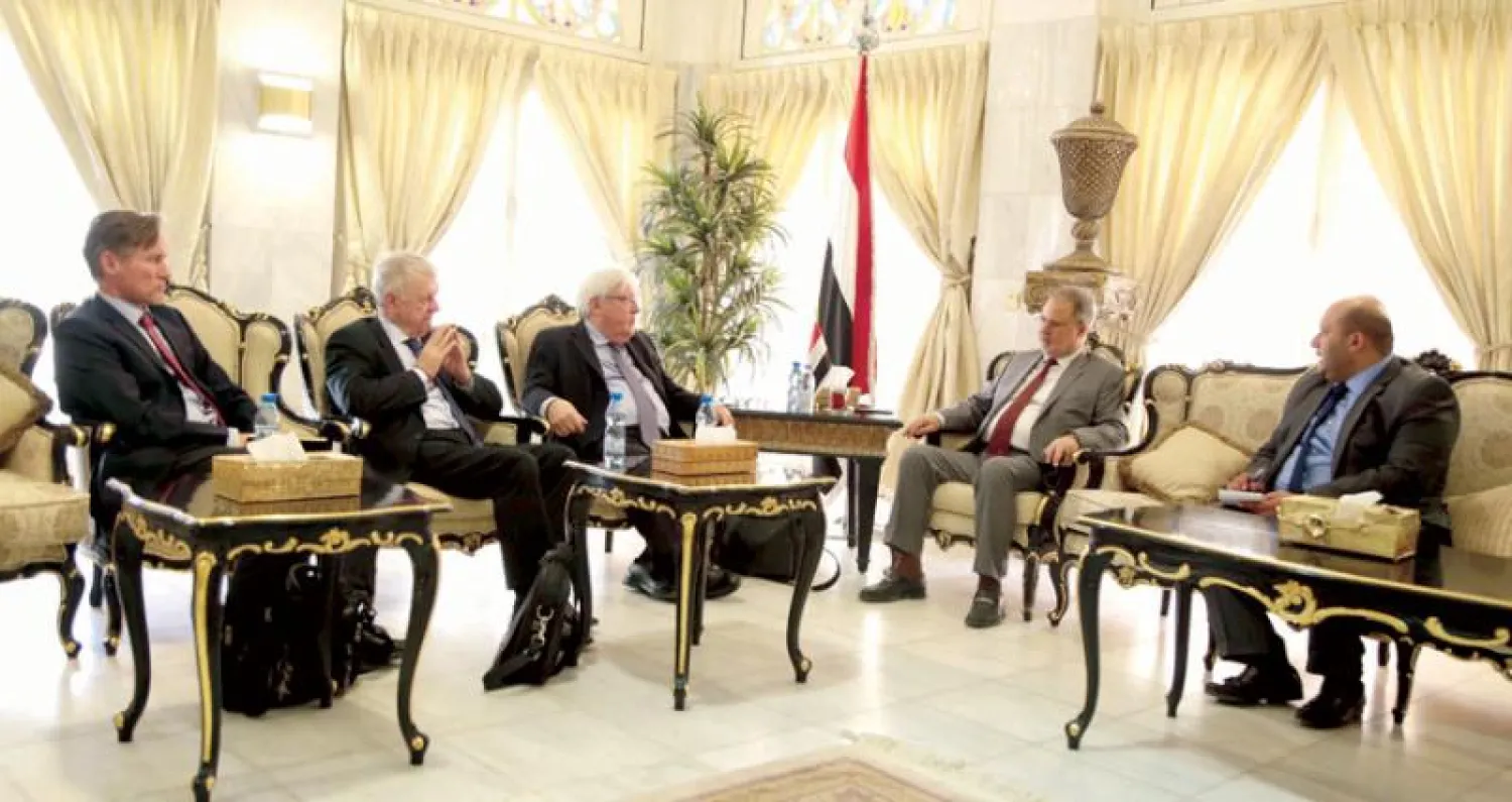 المخلافي لدى لقائه المدير التنفيذي للمعهد الأوروبي للسلام مارتن جريفتس ونائبه السفير مارك أوتي في الرياض أمس (سبأ)