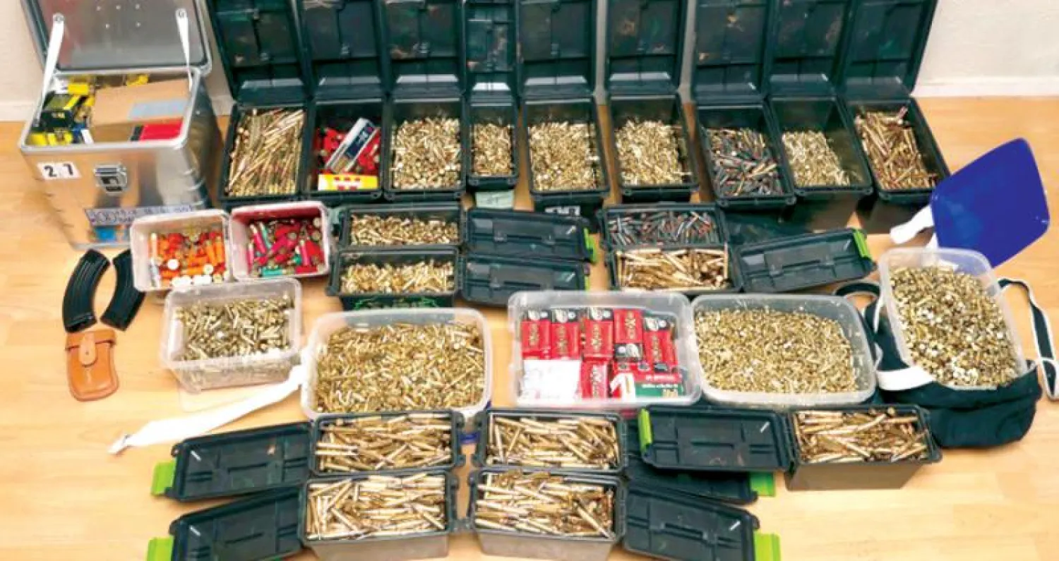 شرطة برلين صادرت صناديق من الأسلحة والدخيرة بعد مداهمة بيت متطرف أمس (إ.ب.أ)