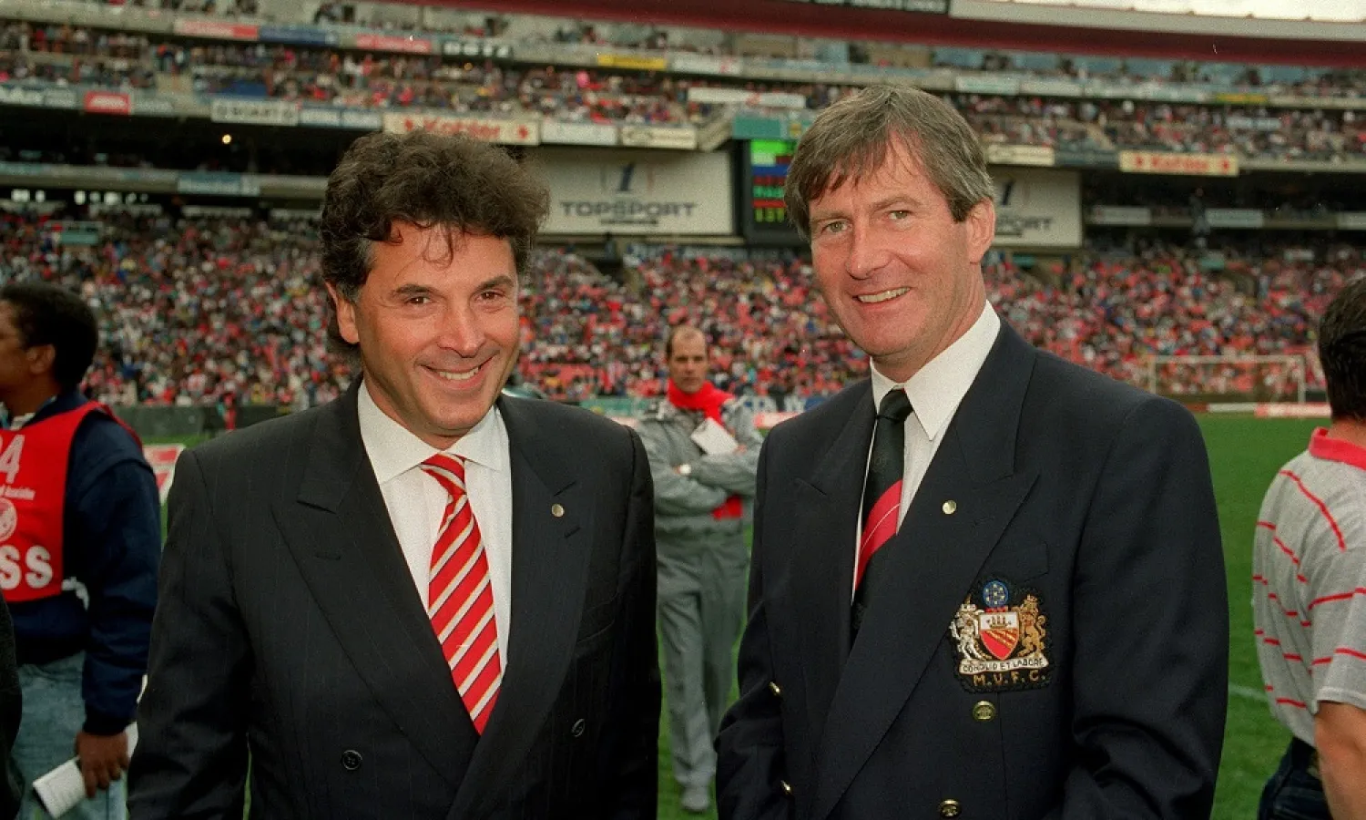 David Dein, left, who made £75m selling his Arsenal shares, at a 1993 friendly with then Manchester United chairman Martin Edwards. (Getty Images)