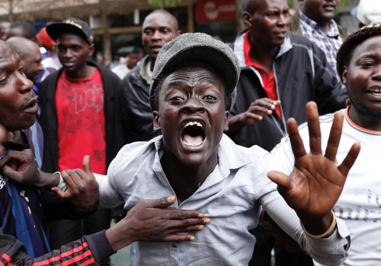 Supporters of Kenyan President Uhuru Kenyatta shout in front of the Supreme Court in Nairobi, Kenya, October 25, 2017. (Reuters)