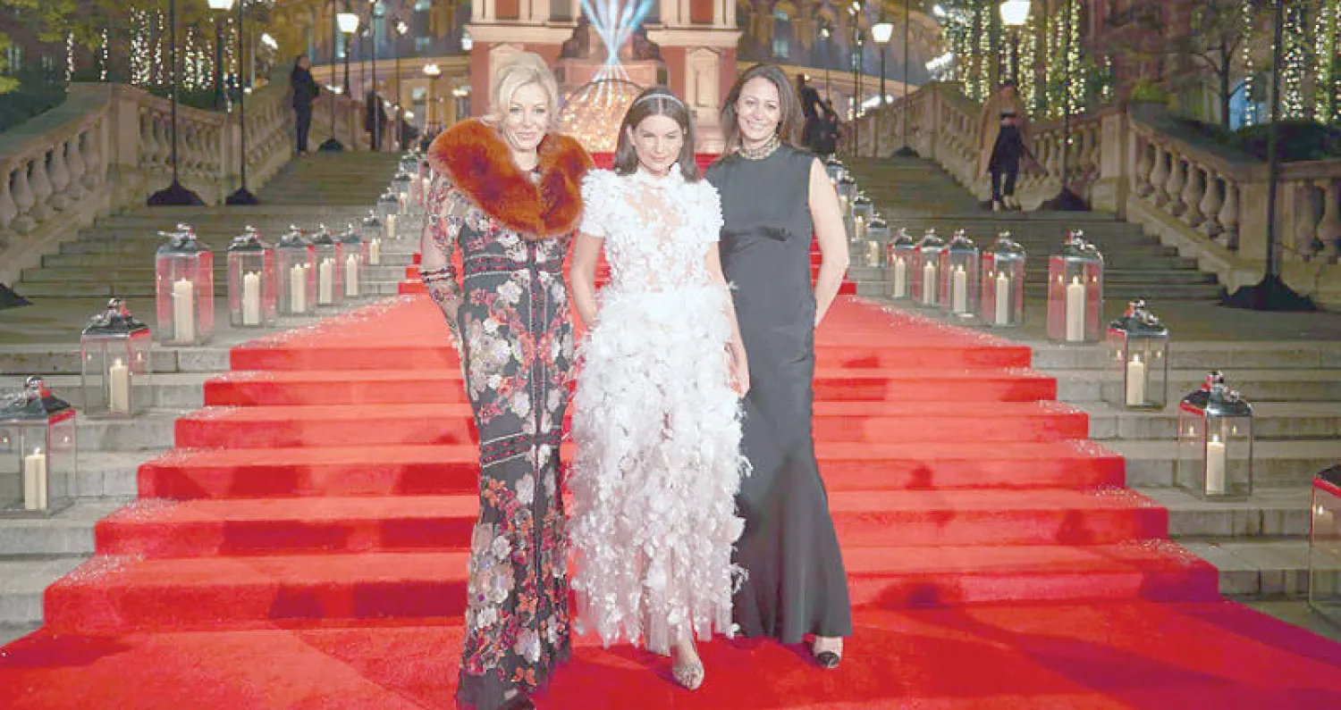 ناتالي ماسيني تتوسط كارولاين راش من منظمة الموضة البريطانية ونادجا سواروفسكي في حفل العام الماضي