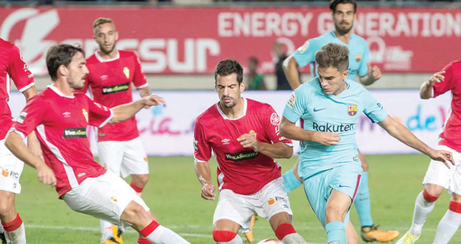 لقطة من مباراة برشلونة حامل اللقب وريال مورسيا المنافس بدوري الدرجة الثانية (إ.ب.أ)