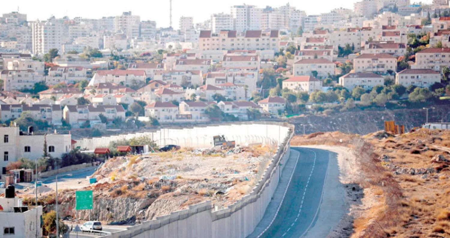 جانب من جدار الفصل العنصري المقام على أراض فلسطينية ويقسم مدينة القدس (أ.ف.ب)