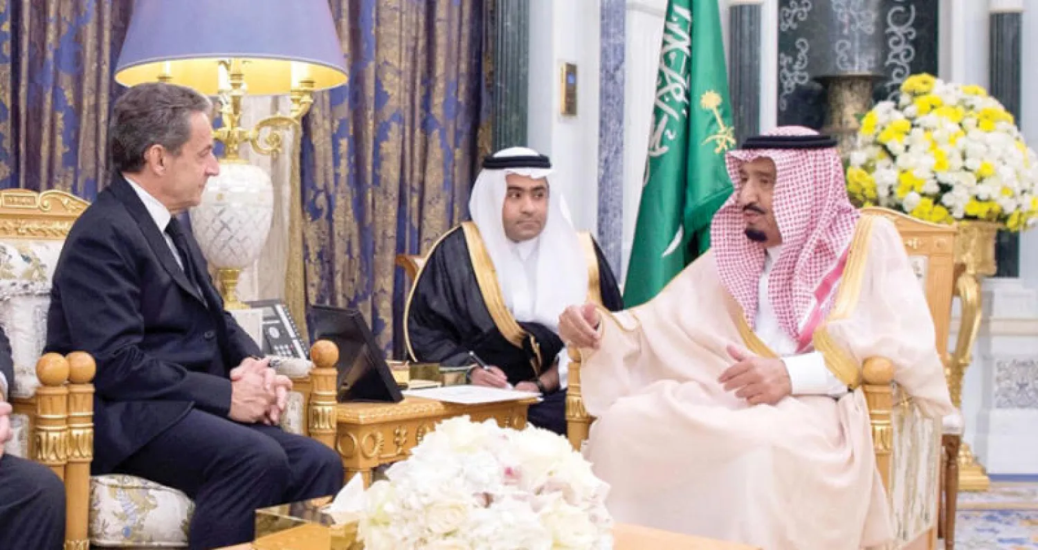 خادم الحرمين الشريفين لدى استقباله الرئيس الفرنسي الأسبق نيكولا ساركوزي في الرياض أمس (واس)