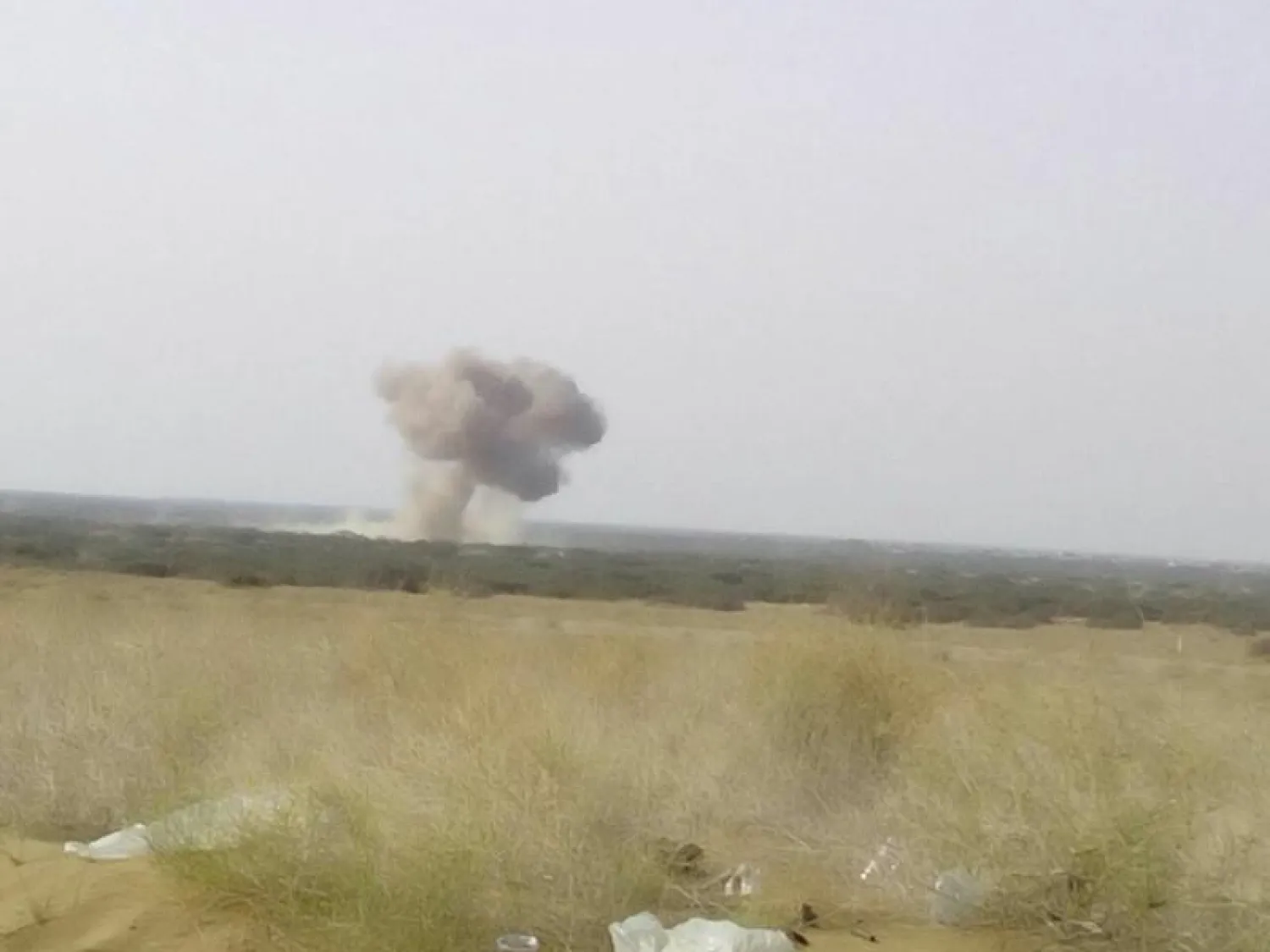 جانب من عملية استهداف مواقع للانقلابيين في حرص التابعة لمحافظة حجة  أول من أمس الأربعاء (موقع الجيش اليمني)