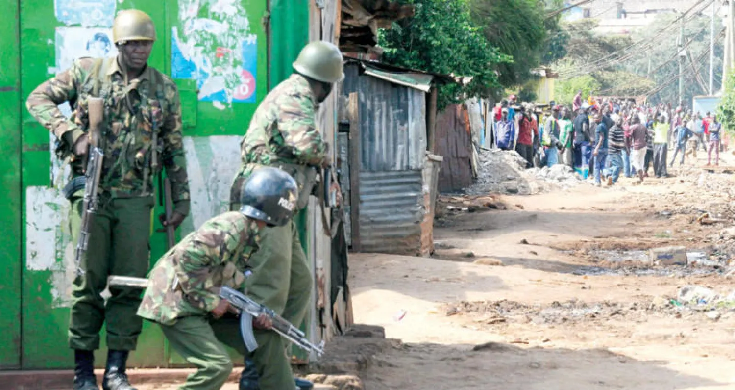 مؤيدو المعارضة في اشتباكات مع الشرطة في أحد أحياء نيروبي أمس (أ.ف.ب)