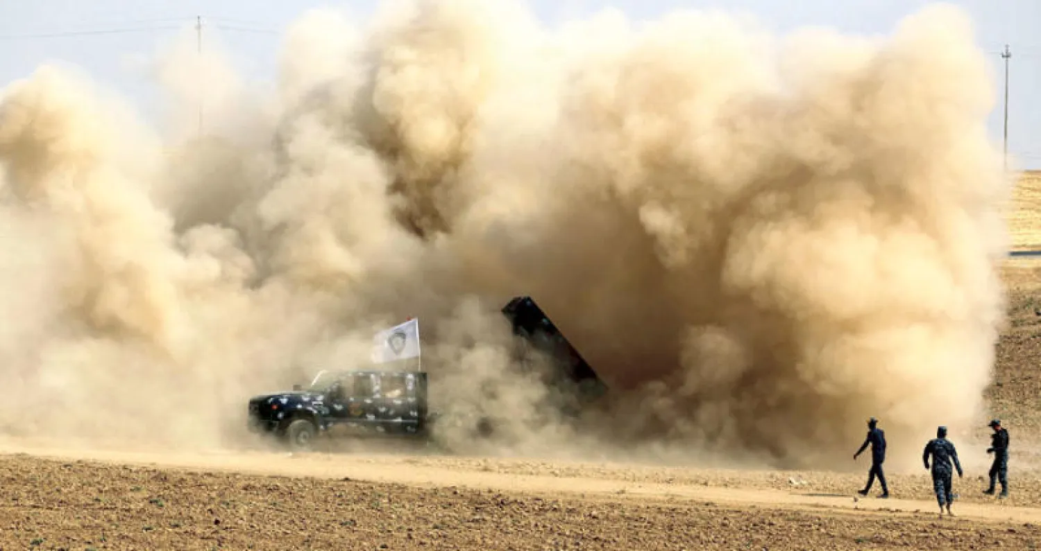 عناصر من  القوات العراقية يطلقون صاروخا صوب مواقع البيشمركة في منطقة فيشخابور أول من أمس (أ.ف.ب)