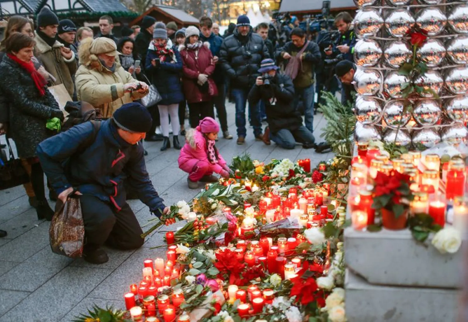 Mourners light candles at the Christmas market in Berlin, Germany, December 20, 2016, one day after a truck ploughed into a crowded Christmas market in the German capital. (PHOTO: REUTERS/HANNIBAL HANSCHKE)