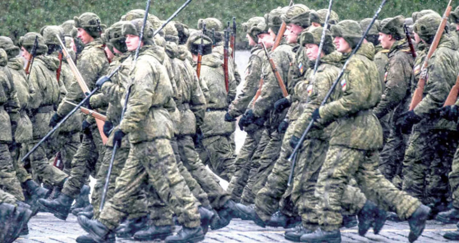 جنود روس خلال تدريبات على العرض العسكري الذي سيشاركون فيه الشهر المقبل في الساحة الحمراء (أ.ف.ب)