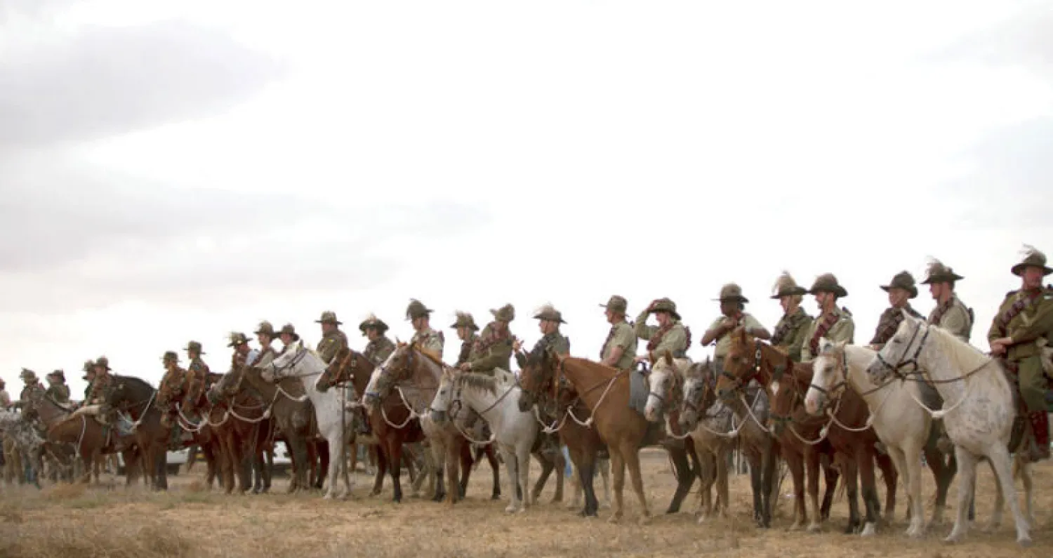 خيالة يرتدون ملابس عسكرية خلال مشاركتهم في إحياء ذكرى 100 عام على معركة بئر السبع في منطقة عسقلان على الحدود بين إسرائيل وقطاع غزة أمس (أ. ب)