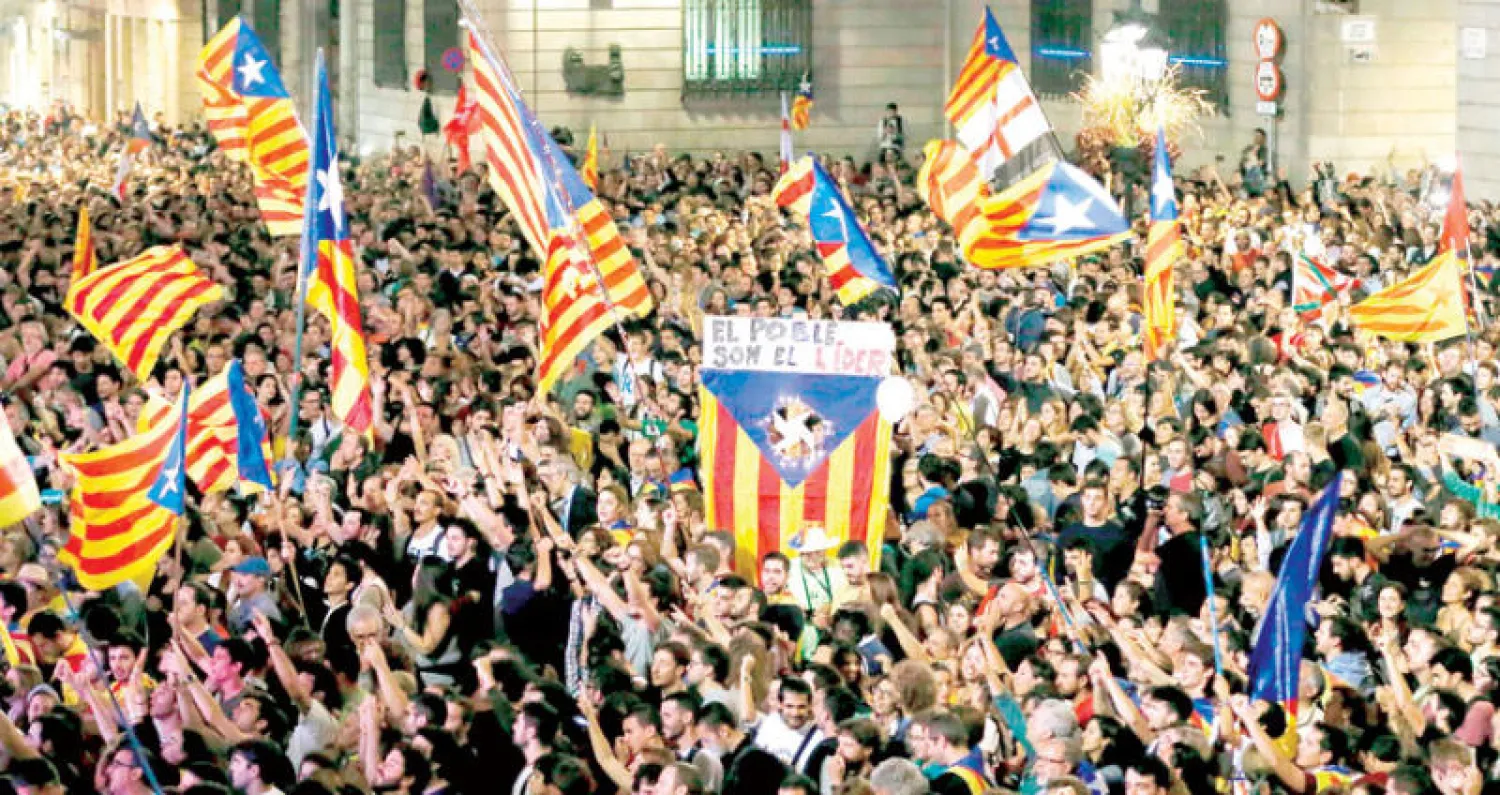 كاتالونيون يتظاهرون في مقر البرلمان المنحل بعد قرار مدريد بتطبيق المادة 155 (أ.ف.ب)