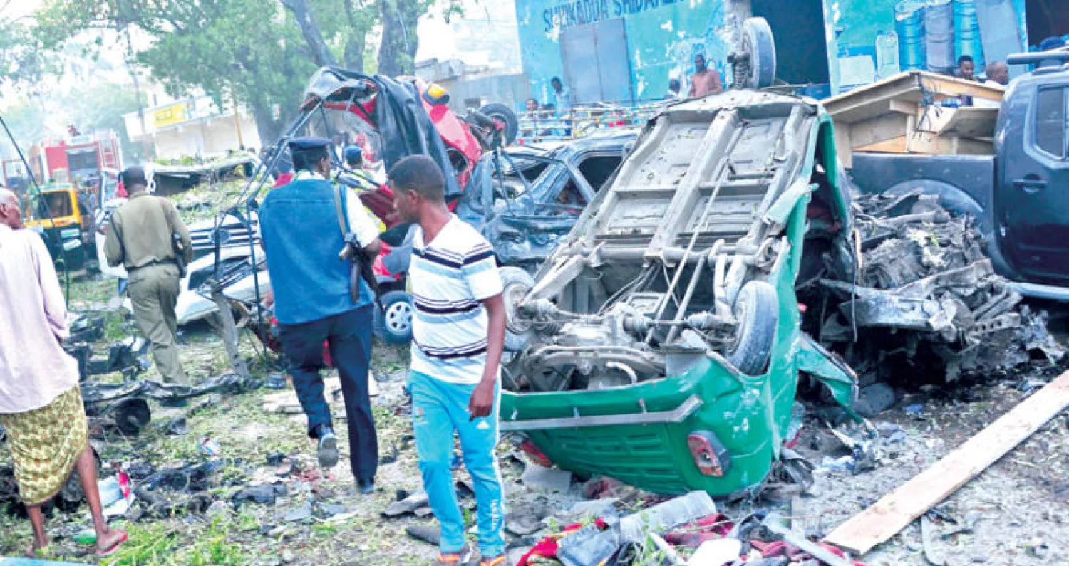 آثار أحد التفجيرين الانتحاريين في العاصمة مقديشو أمس (أ.ف.ب)