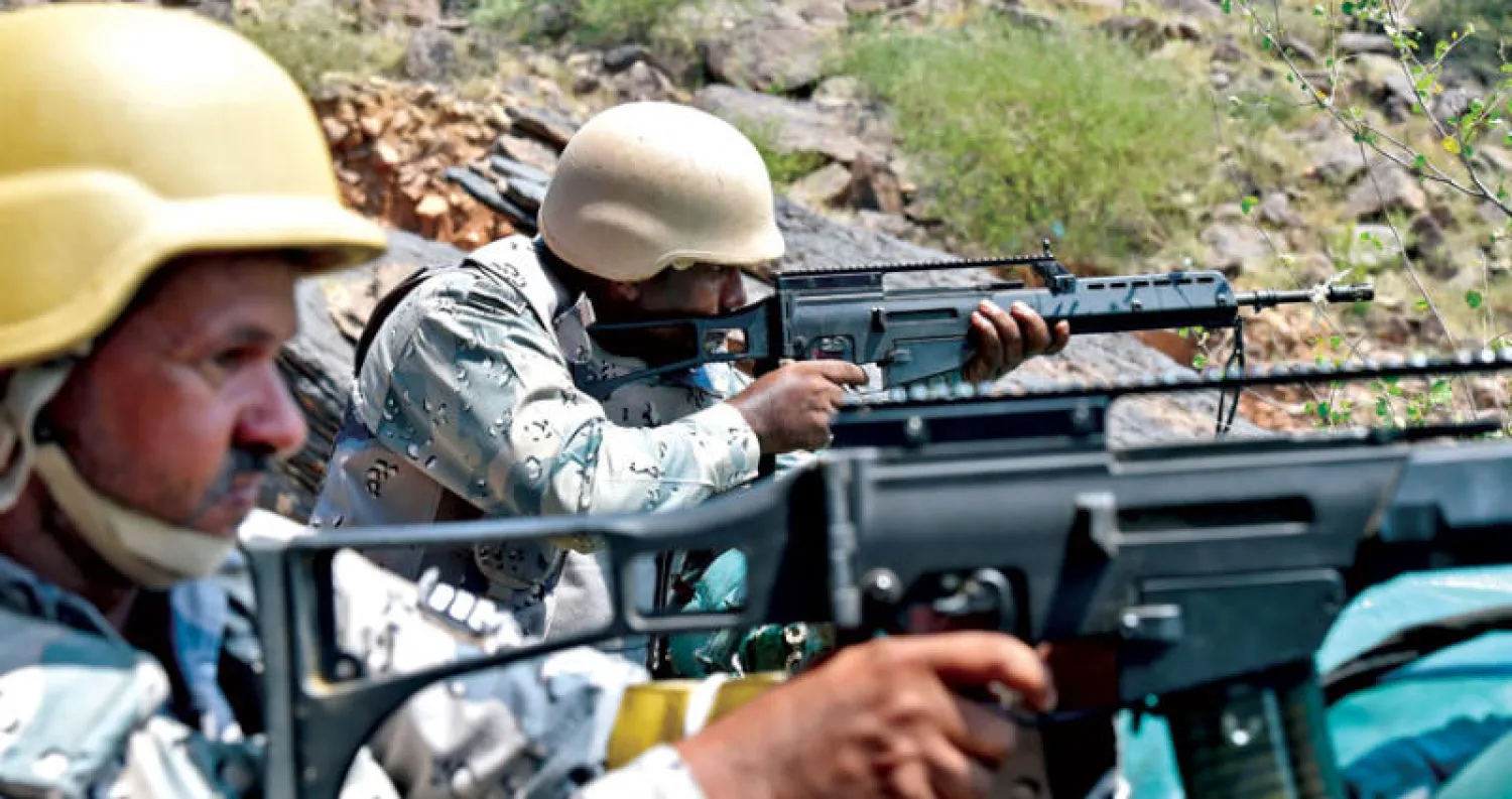 جنديان سعوديان في منطقة الخوبة التابعة لمحافظة جازان (أ.ف.ب)