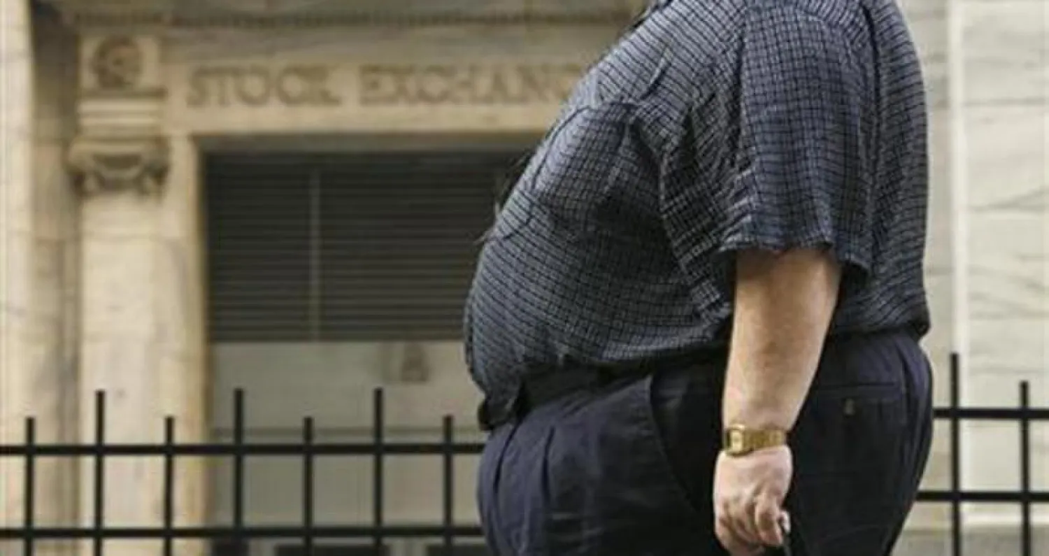 زيادة الوزن أحد أسباب عدم انتظام ضربات القلب في الكبر (رويترز)