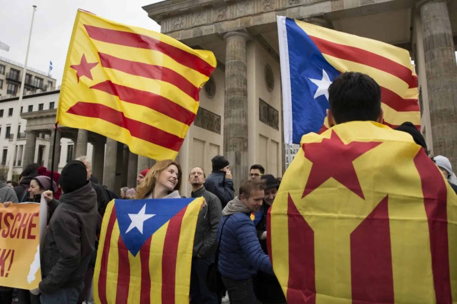 متظاهرون يرفعون أعلام كاتالونيا (إ.ب.أ)
