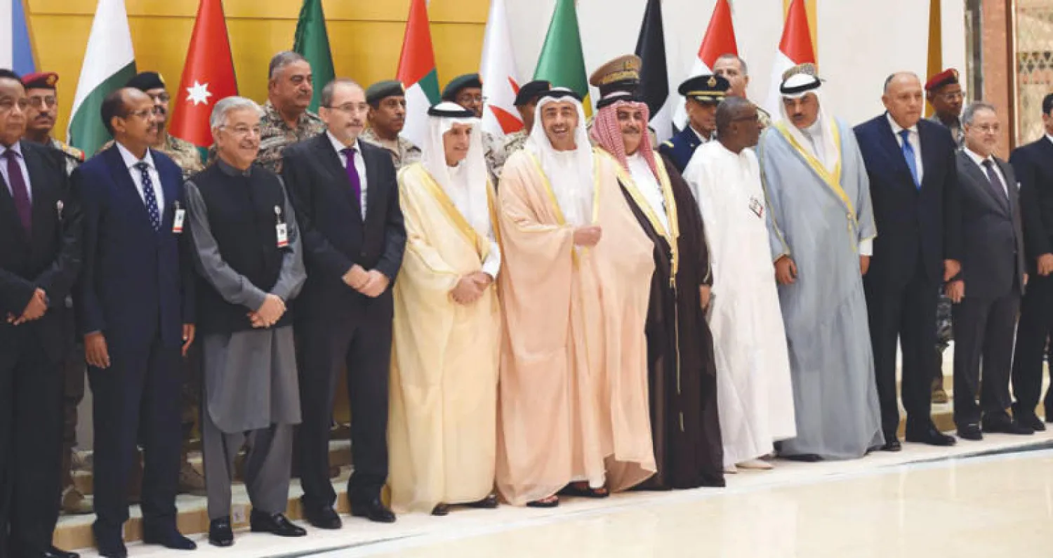 وزراء خارجية ورؤساء أركان جيوش دول تحالف دعم الشرعية في اليمن في صورة جماعية قبل اجتماعهم في الرياض أمس (أ.ف.ب)