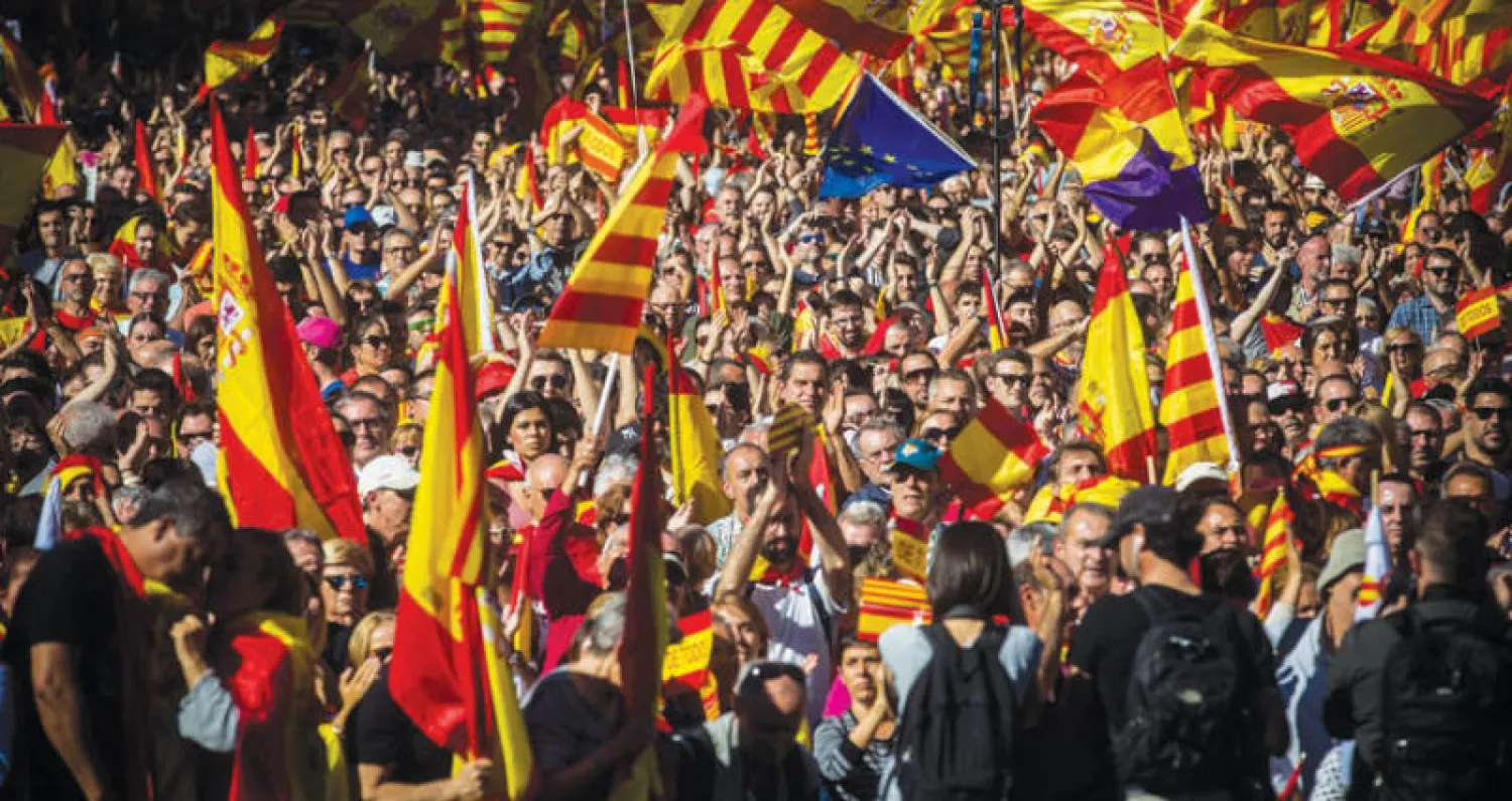 مشاركون في مظاهرة التنديد بإعلان كاتالونيا استقلالها في برشلونة أمس (أ.ب)