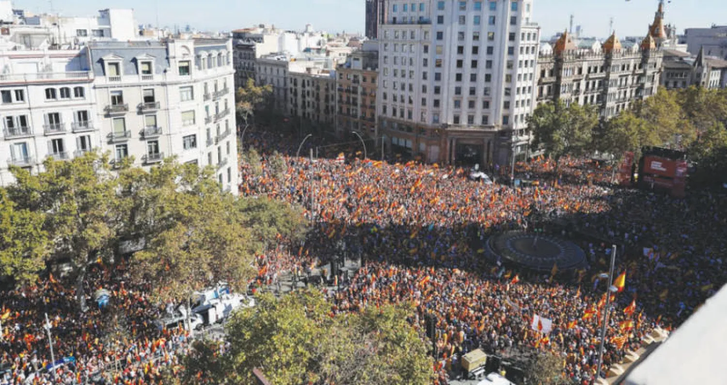 جانب من المظاهرة ضد استقلال كاتالونيا في برشلونة أمس (رويترز)