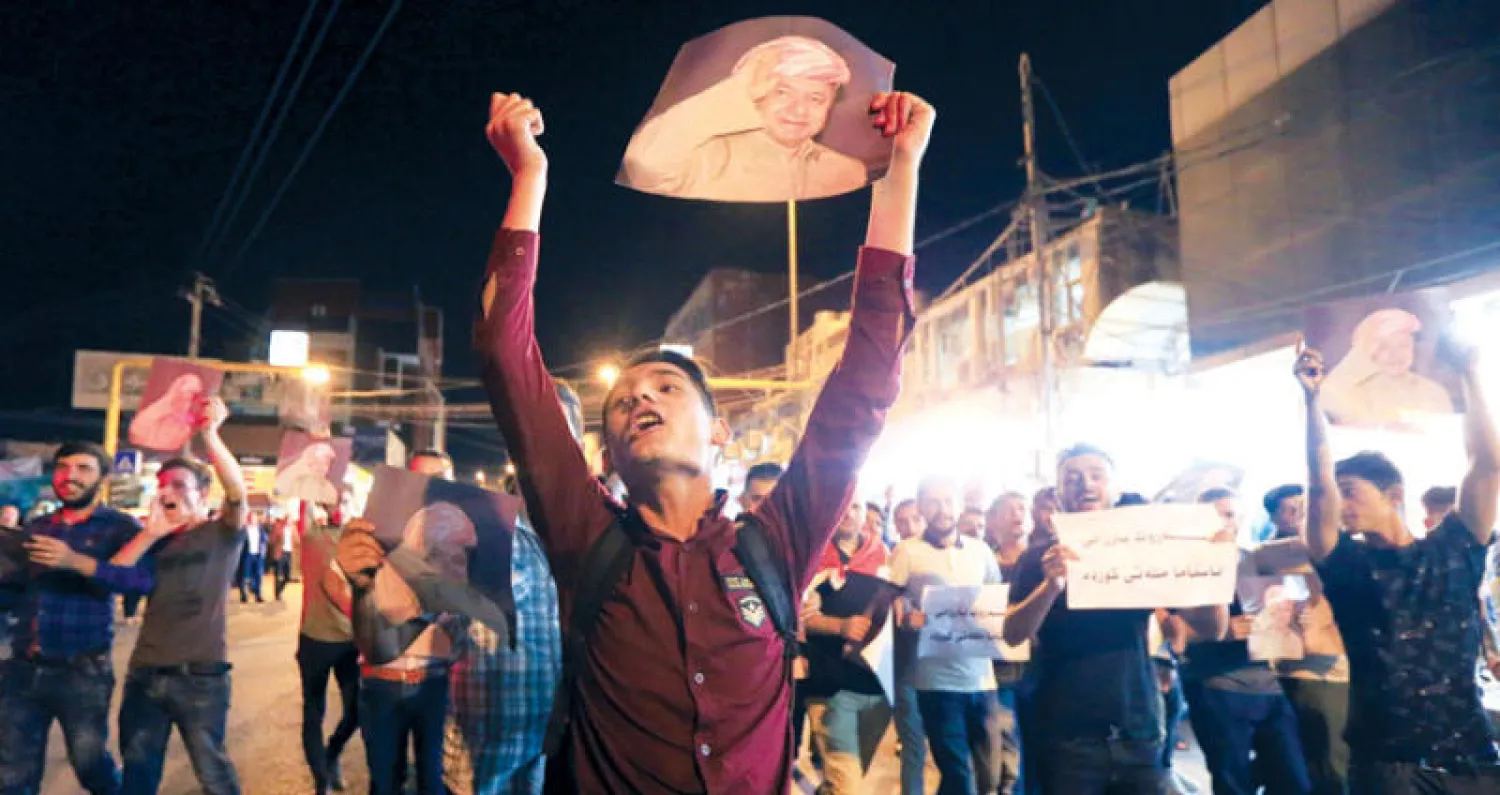 متظاهرون يتجمعون في دهوك تأييداً لمسعود بارزاني الليلة الماضية (رويترز)