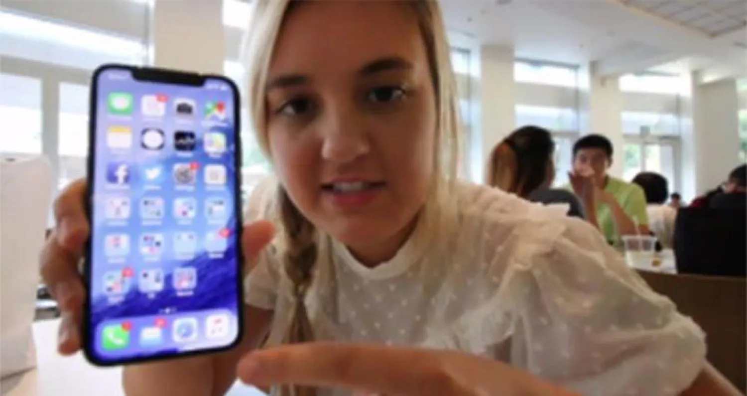 ابنة الموظف تعرض ميزات الهاتف قبل إطلاقه (يوتيوب)