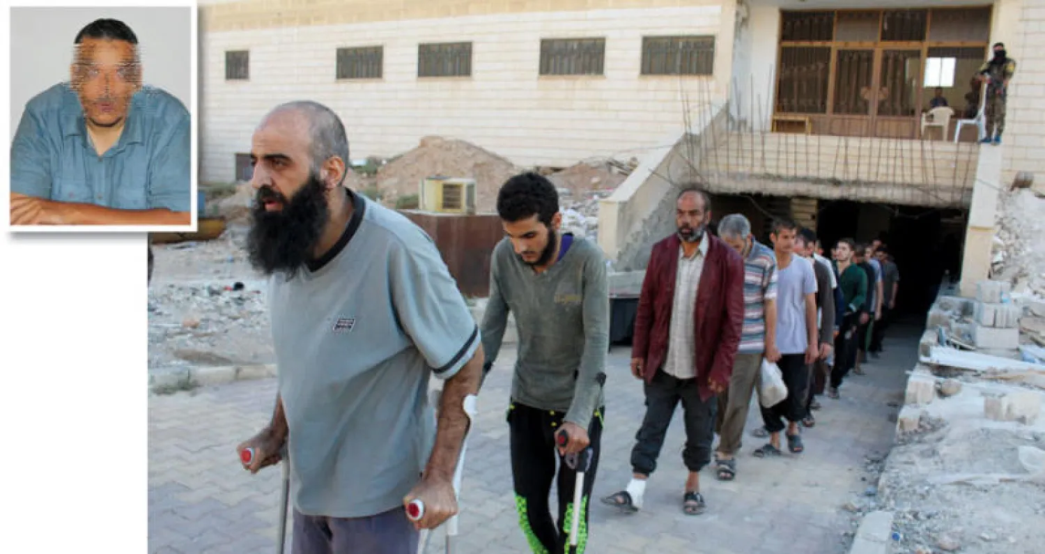 متهمون بالانتماء إلى «داعش» في أحد سجون «قوات سوريا الديمقراطية» في الرقة .. وفي الإطار مغربي من «داعش» خلال حديثه إلى «الشرق الأوسط» («الشرق الأوسط»)
دمار في أحد شوارع الرقة.