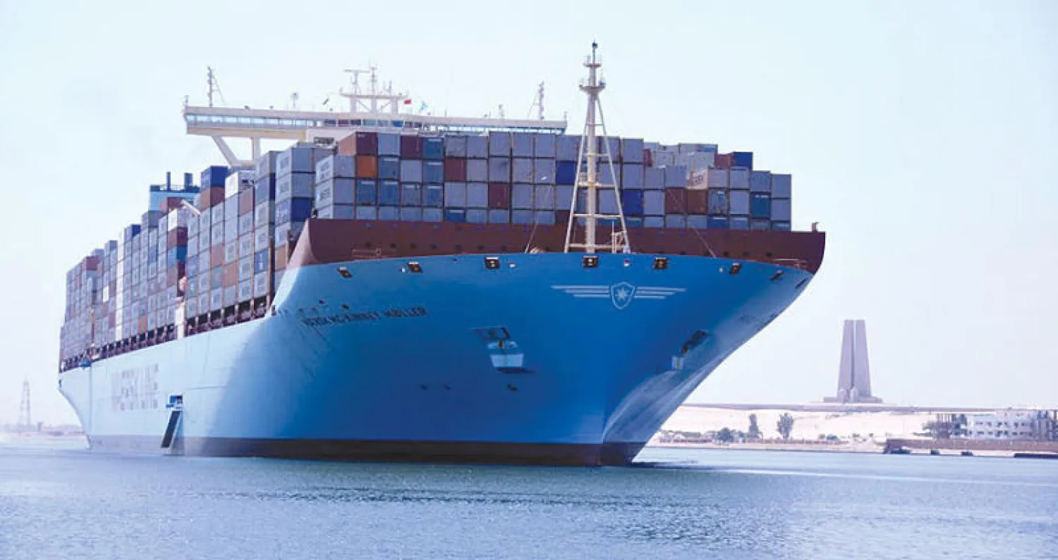 سفينة شحن عملاقة في ممر قناة السويس (رويترز)