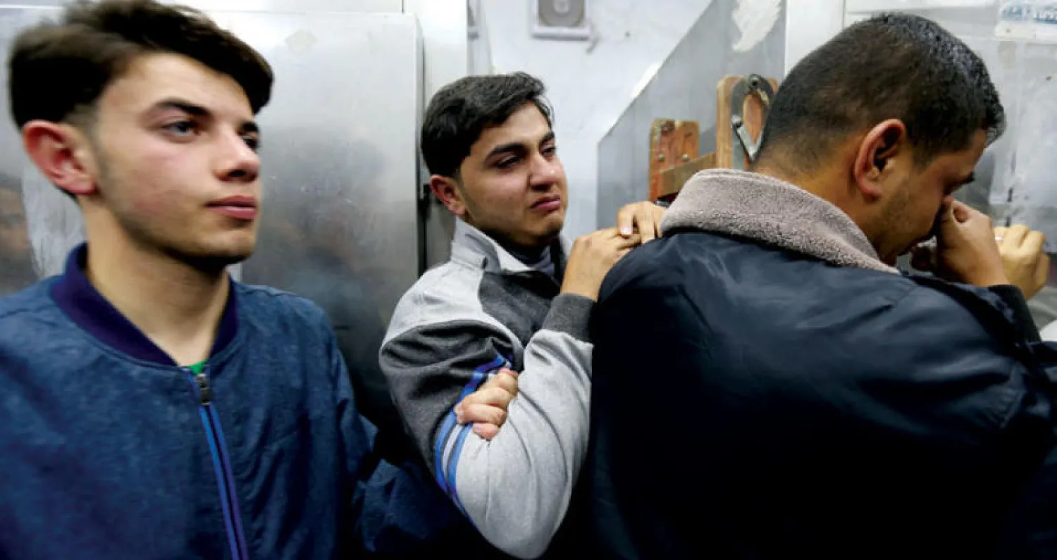 عدد من أقارب ضحايا تفجير النفق تجمعوا في المستشفى (رويترز)