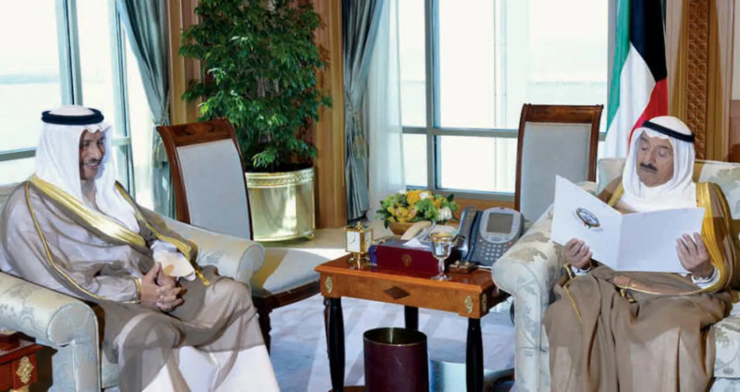 أمير الكويت خلال استقباله رئيس الوزراء الذي قّدم استقالة حكومته أمس (كونا)