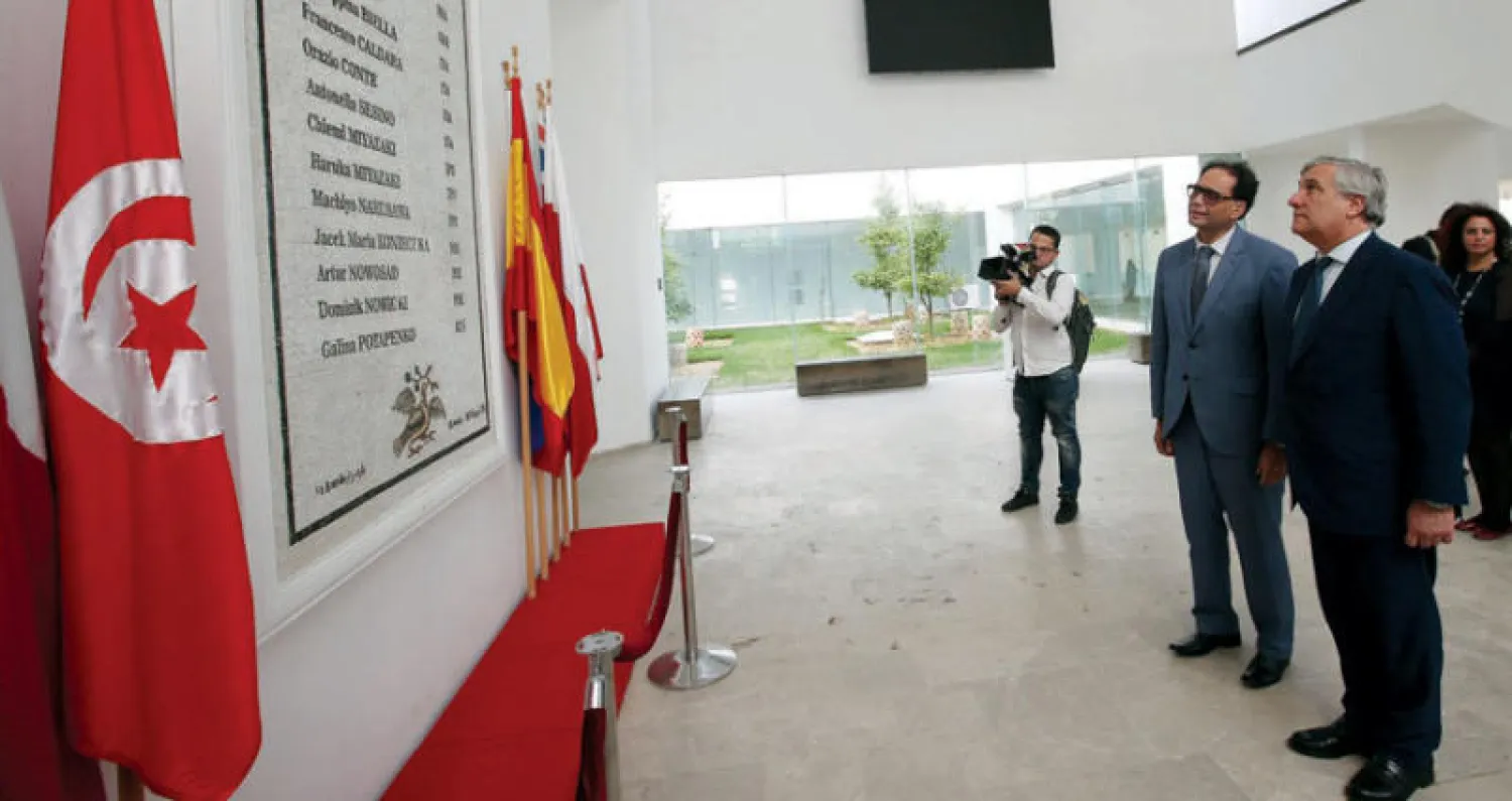 رئيس البرلمان الأوروبي (يمين) يتذكر ضحايا الهجوم على «متحف باردو» لدى زيارته المتحف الوطني بالعاصمة التونسية أمس (إ.ب.أ)