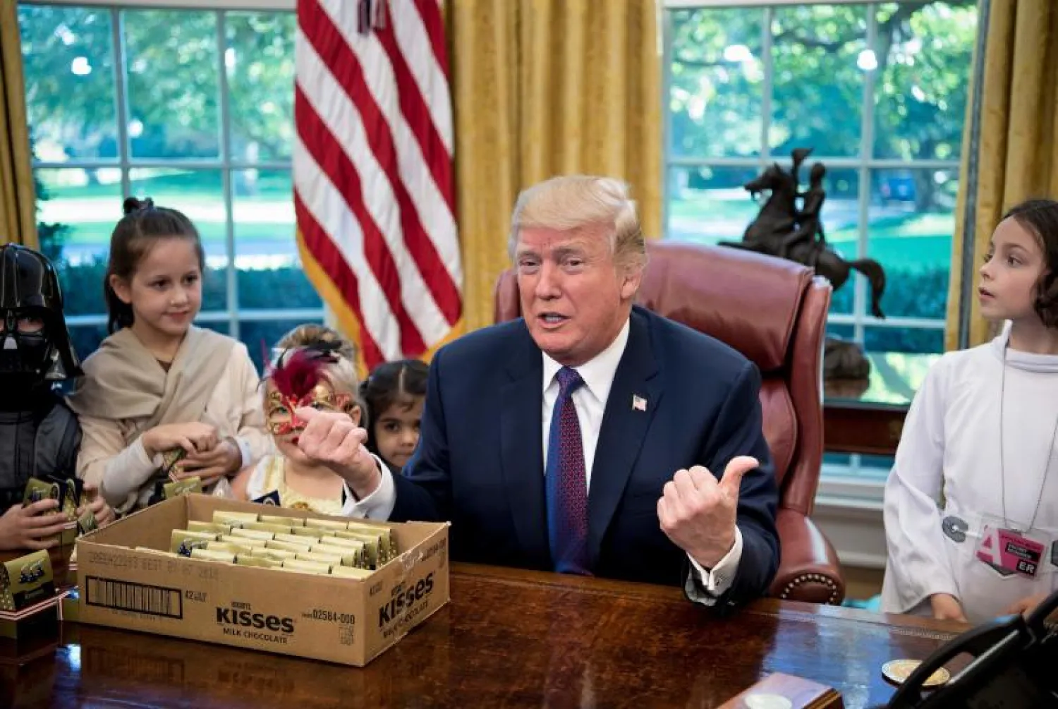 شرح الصور:
أطفال سوريون يجلسون خارج مبنى متضرر في بلدة القريتين الصحراوية (أ.ف.ب)
متظاهرون في برشلونة (أ.ف.ب)
الرئيس الأميركي دونالد ترمب (أ.ف.ب)
عناصر بالجيش العراقي (أ.ف.ب)