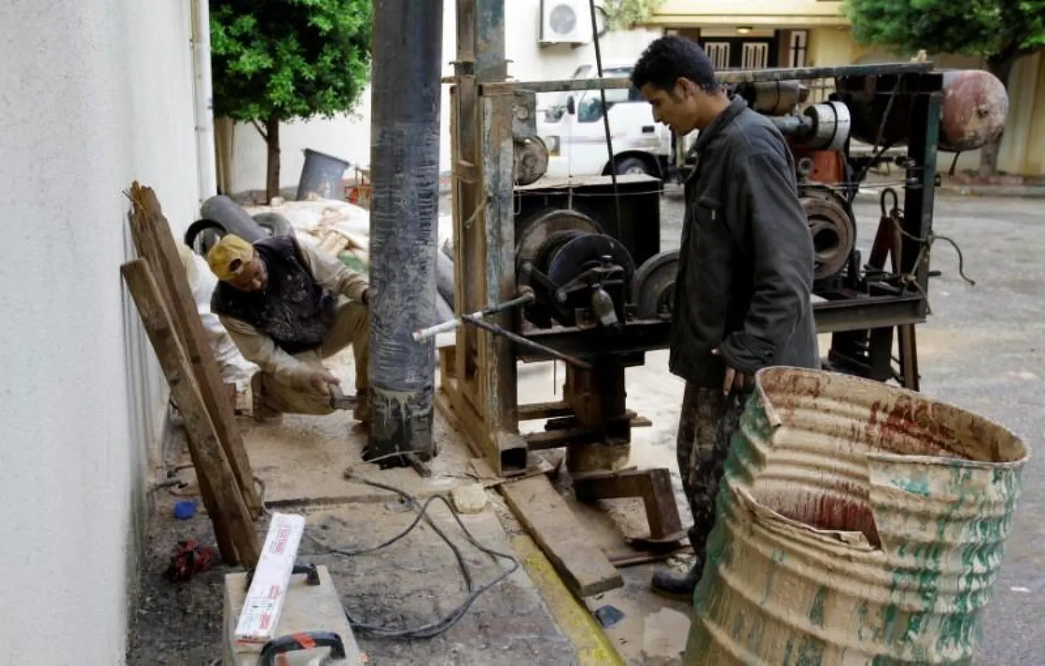 Workers dig a water well in Tripoli, Libya October 25, 2017 REUTERS/Ismail Zitouny
