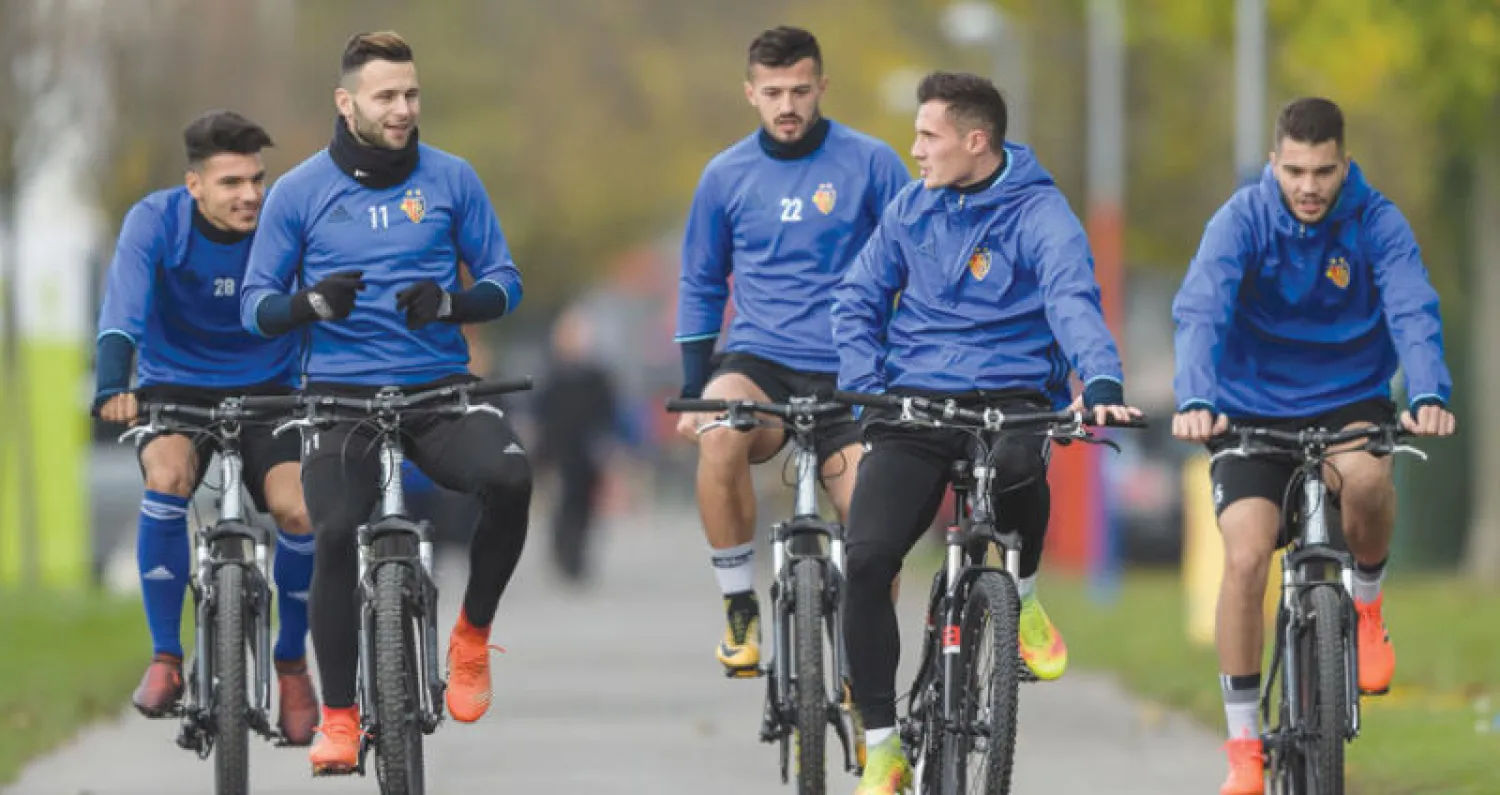 لاعبو بازل يتوجهون لمعسكر التدريب على دراجات هوائية (أ.ف.ب)