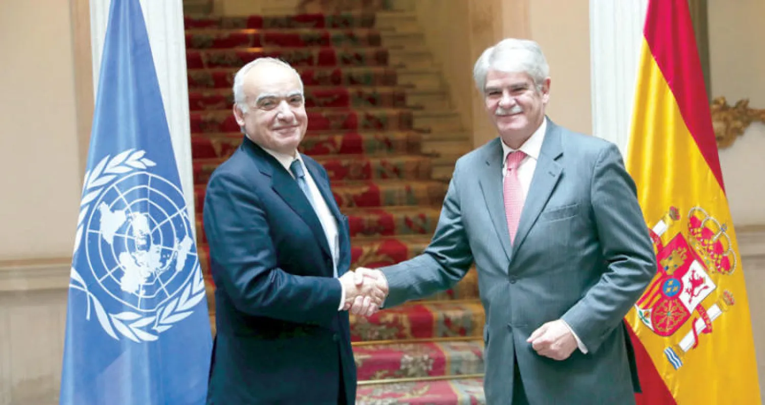 المبعوث الأممي إلى ليبيا خلال لقائه وزير خارجية إسبانيا في مدريد أمس (إ.ب.أ)