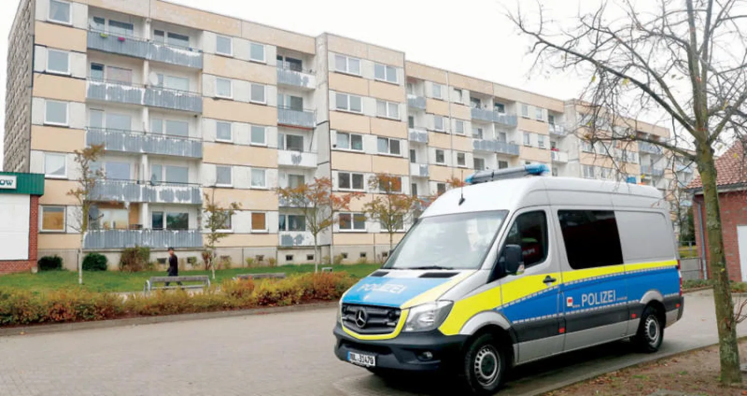 سيارة للشرطة قرب الموقع الذي اعتُقل فيه الشاب السوري المشتبه بتحضيره عملاً إرهابياً في بلدة شويرين بشمال شرقي ألمانيا (إ.ب.أ)