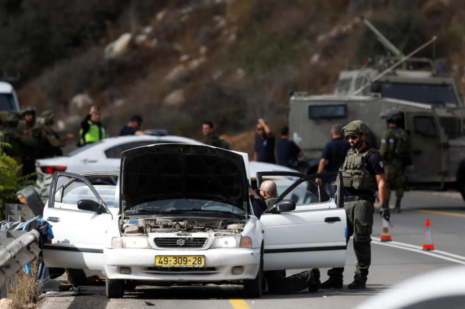 السيارة التي كان يستقلها الشاب المقتول بالقرب من مدينة رام الله (رويترز)