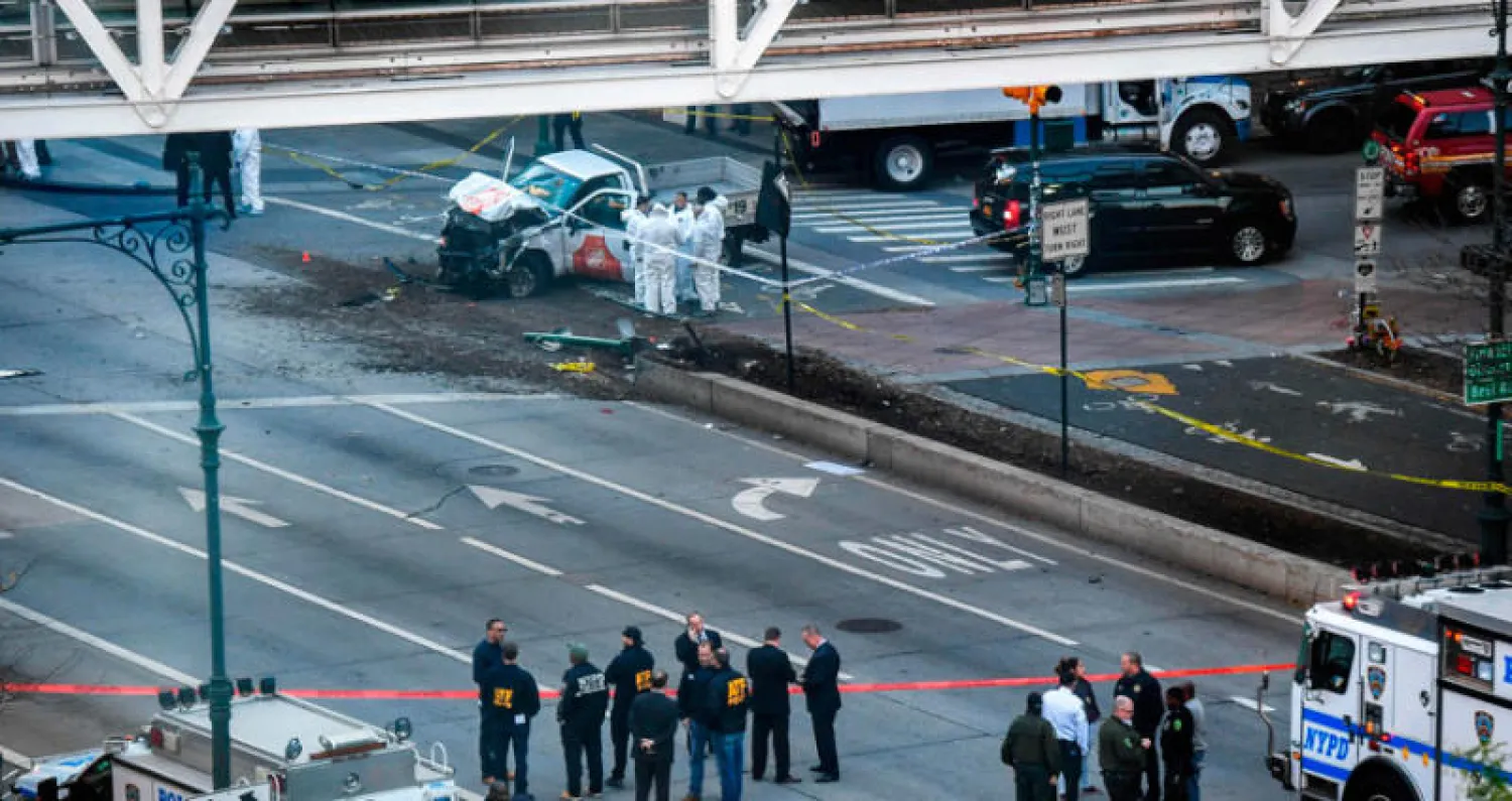الشاحنة التي قامت بدهس مارة قرب مقر مركز التجارة العالمي في مانهاتن(أ.ف.ب)