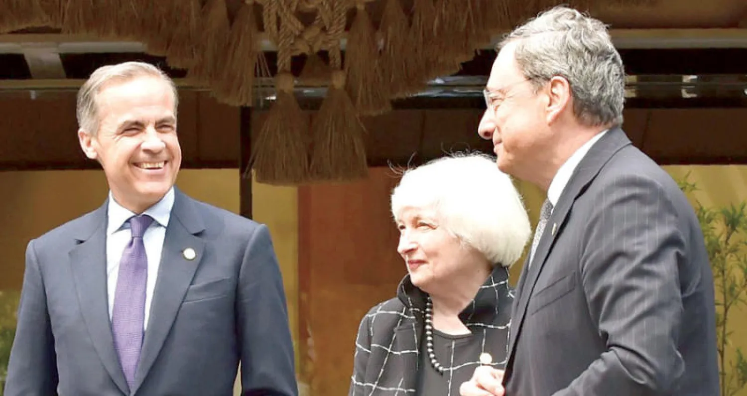 جانيت يلين رئيسة مجلس الاتحادي الفيدرالي تتوسط مارك كارني محافظ المركزي البريطاني (يسار) وماريو دراغي رئيس مجلس المركزي الأوروبي في اجتماع سابق للبنوك المركزية (رويترز)