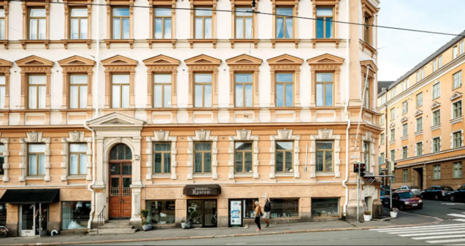 يأتي أغلب المشترين الأجانب في هلسنكي من الدول الأوروبية مثل السويد وإستونيا من العاملين الوافدين في فنلندا