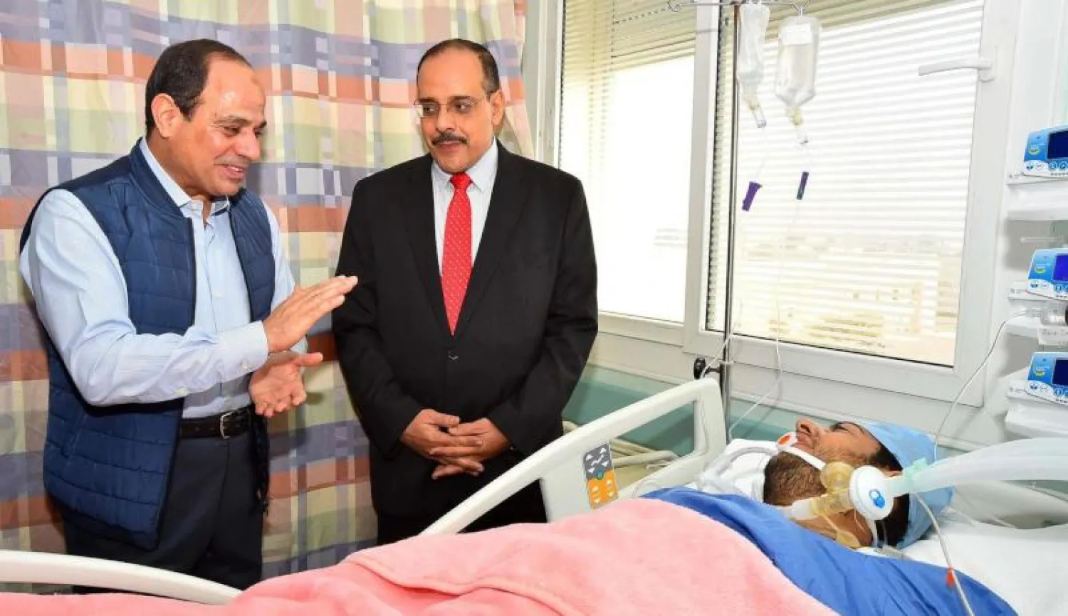  الرئيس المصري عبد الفتاح السيسي خلال زيارته للاطمئنان على النقيب محمد الحايس بعد تحريره من قبضة العناصر الإرهابية (المتحدث باسم رئاسة الجمهورية) 