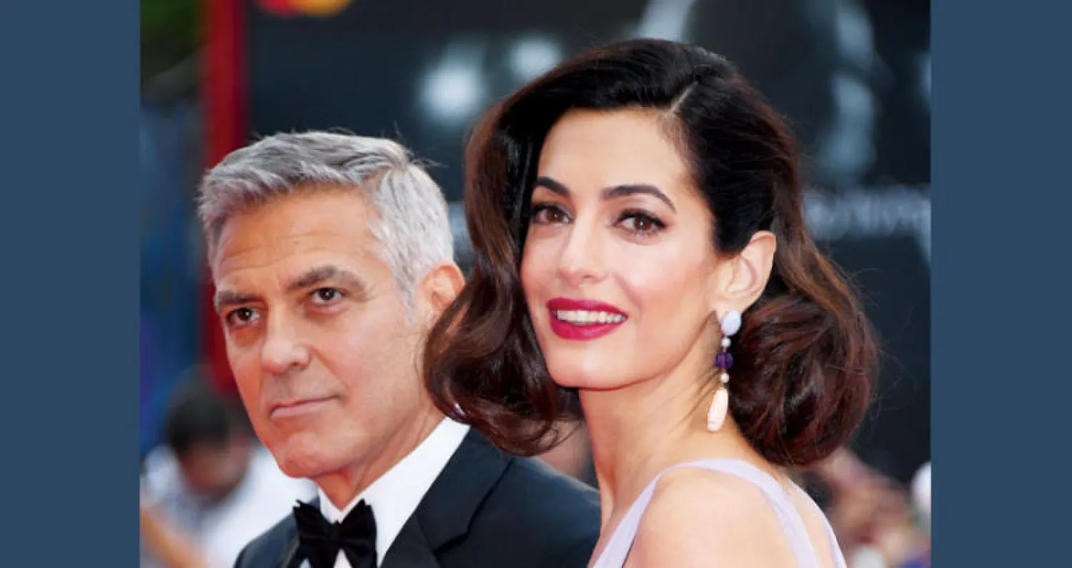 أمل كلوني لدى وصولها إلى مهرجان البندقية السينمائي رفقة زوجها جورج كلوني