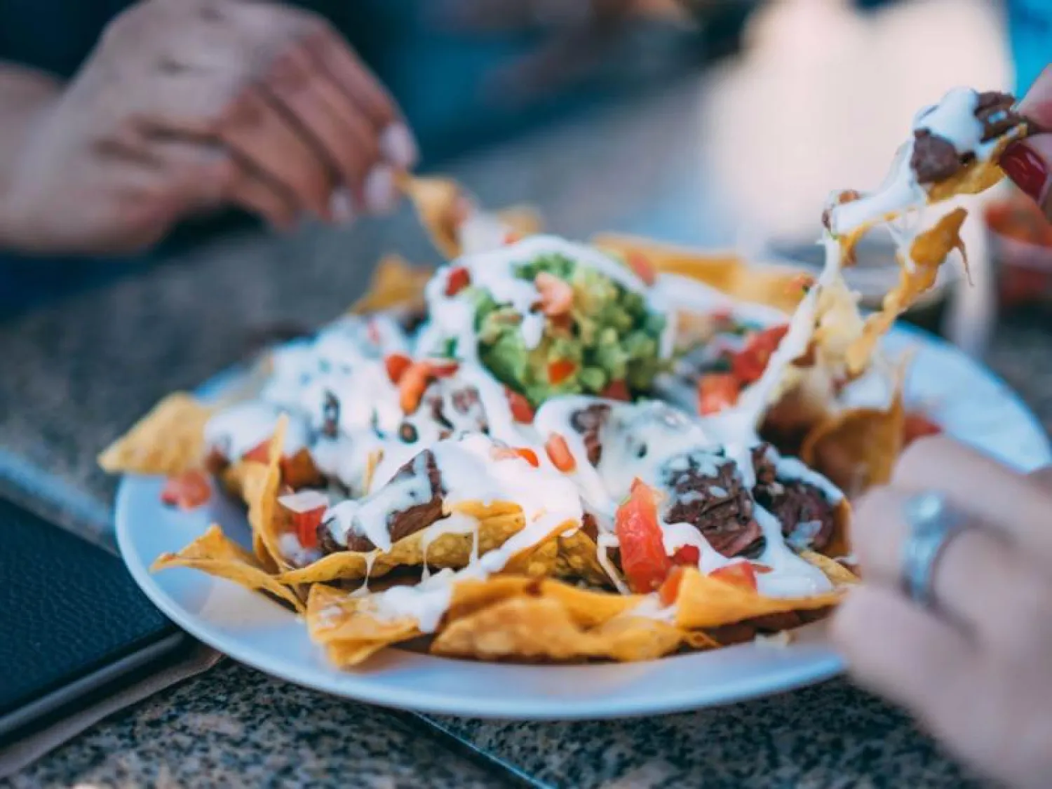 يوصي الباحثون شركات صناعة الأغذية أن تتخلى عن استخدام وصف «أكلات خفيفة» على معلبات منتجاتها (بيزنس إنسيدر)