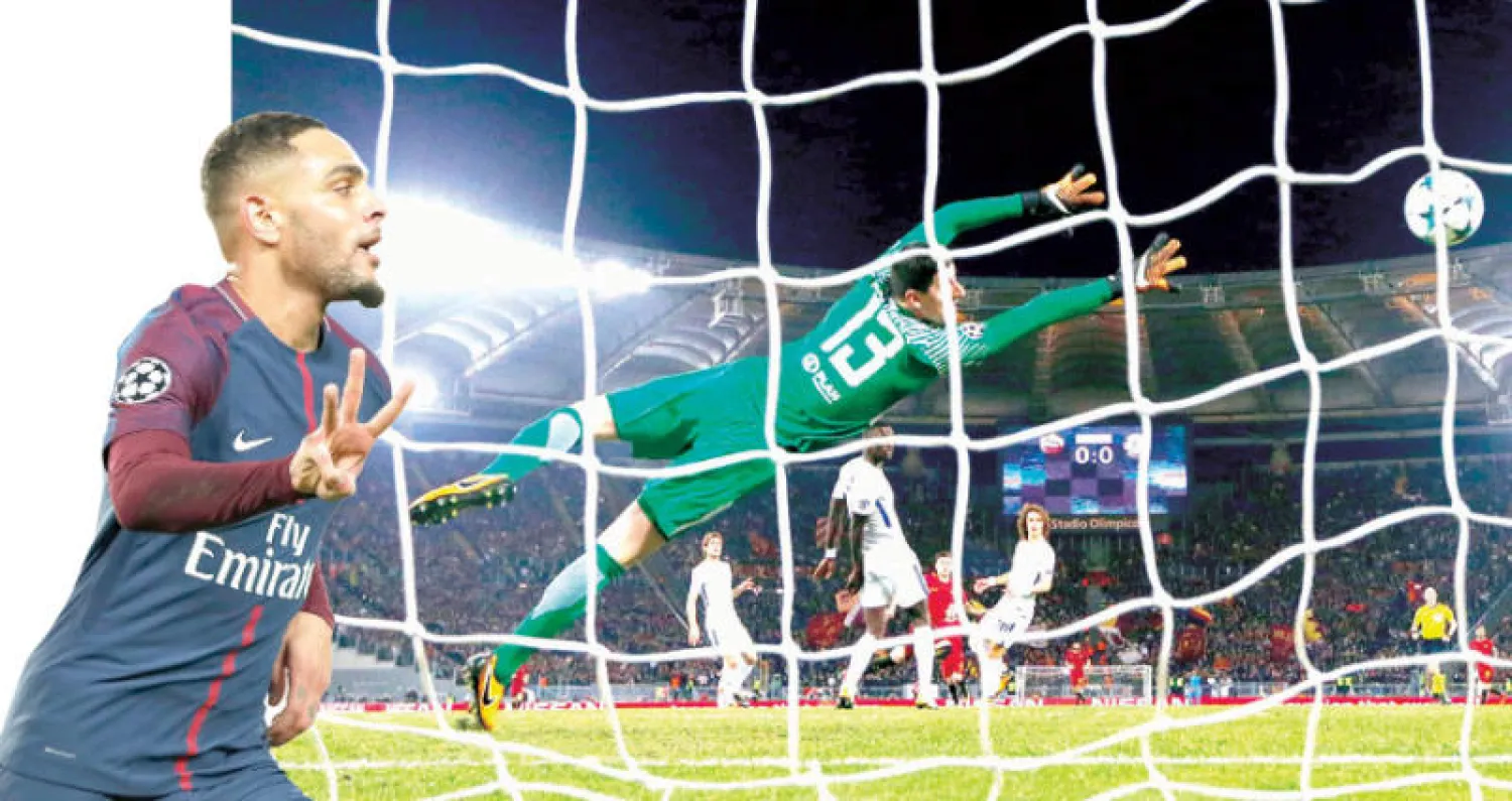 كورتوا حارس تشيلسي في محاولة فاشلة للتصدي لتسديدة الشعراوي نجم روما (رويترز)  -  كورزاوا سجل ثلاثية لسان جيرمان في مرمى أندرلخت  (إ.ب.أ)