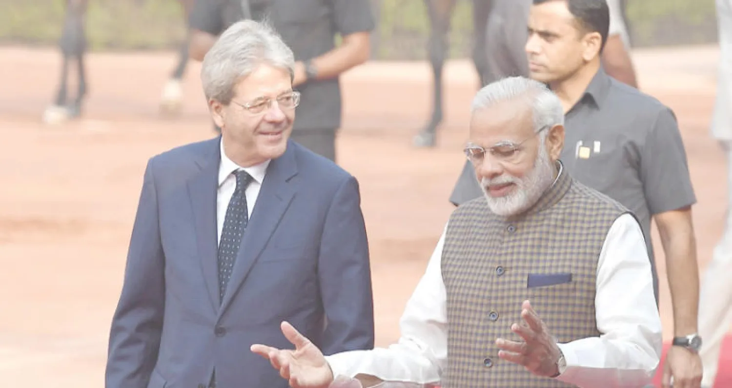 رئيس الوزراء الهندي مع نظيره الإيطالي الذي كان أول مسؤول رفيع المستوى من بلاده يزور الهند خلال السنوات العشر الماضية (أ.ف.ب)