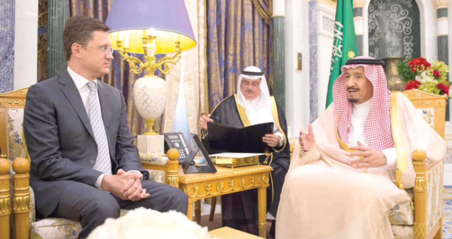 خادم الحرمين الشريفين لدى لقائه وزير الطاقة الروسي في الرياض أمس (واس)
